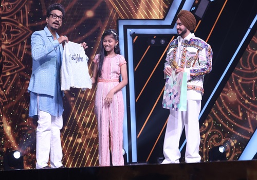 Rohanpreet gifts customised `Choti Neha` jacket to `Superstar Singer 3` contestant
